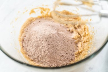 Çikolatalı kraker pişirmek için karıştırma kabında malzemeleri karıştırıyorum..