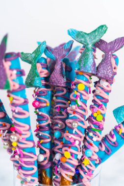 Deniz kızı çikolata çubukları pembe ve mor çikolata serpiştirilmiş ve serpiştirilmiş..