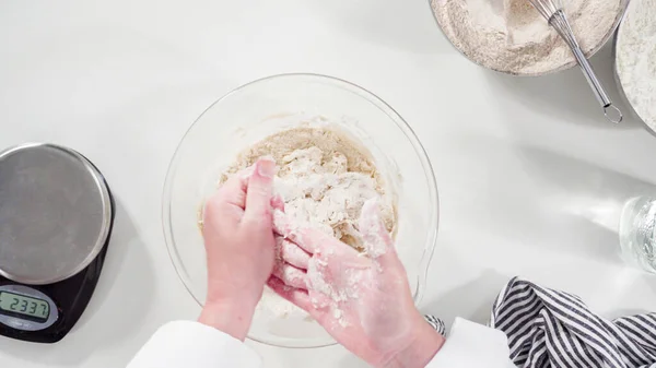 Piatto Misurare Gli Ingredienti Una Ciotola Vetro Cuocere Rotoli Cannella — Foto Stock