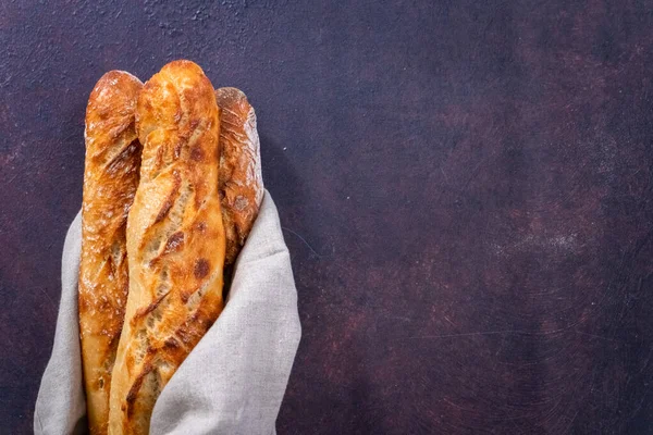 Плоский Лежал Свежеиспеченный Французский Хлеб Багета — стоковое фото