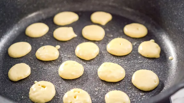 Pas Pas Faire Frire Des Mini Crêpes Dans Une Poêle — Photo