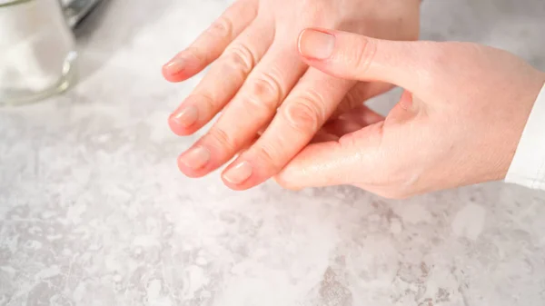 Mujer Terminando Manicura Casa Con Simples Herramientas Manicura Cortar Las — Foto de Stock