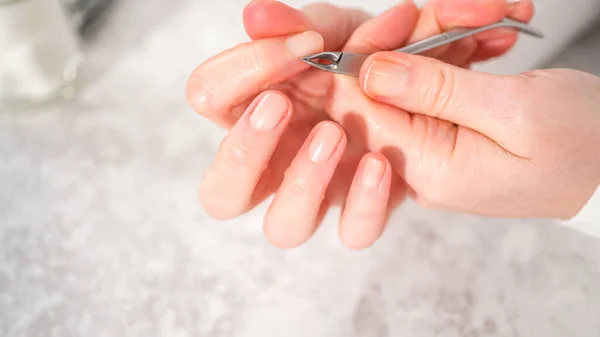 Mulher Terminando Sua Manicure Casa Com Ferramentas Simples Manicure Cortando — Fotografia de Stock