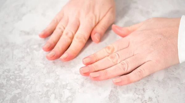 Mujer Terminando Manicura Casa Con Simples Herramientas Manicura Quitar Esmalte — Foto de Stock