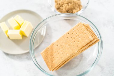 Kek pişirmek için cam karıştırma kabındaki malzemeler..