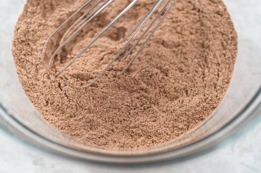 Bardaktaki malzemeleri karıştırıyorum. Kek pişirmek için karıştırıyorum..