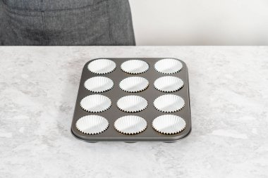 Kek tepsisini folyolu kek dilimleriyle kaplayıp kek pişirmek..