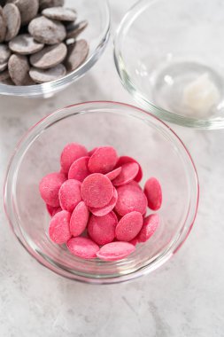 Bardaktaki malzemeler, gurme çikolatalarını serpiştirmek için karıştırma kabı..