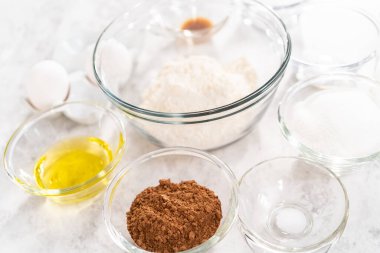 Çikolatalı çilekli kek pişirmek için bardaktaki karışımlar..