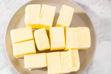 Çilekli tereyağlı kremayı hazırlamak için bardaktaki karışımlar..