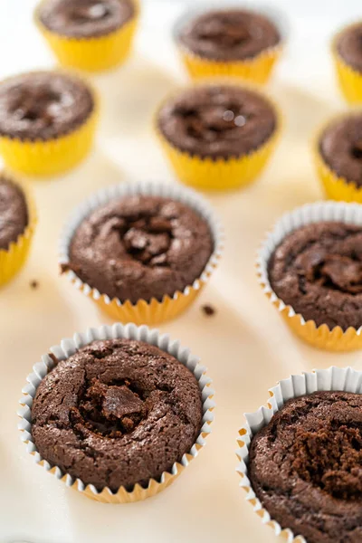 Kekleri Çikolatalı Ganache Ile Dolduruyorum — Stok fotoğraf