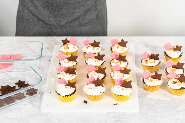 Gourmet Mores Cupcakes Med Maräng Glasyr Och Garnerade Med Stjärnformade — Stockfoto