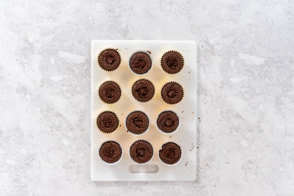 Acostado Llenar Pastelitos Mores Con Ganache Chocolate —  Fotos de Stock