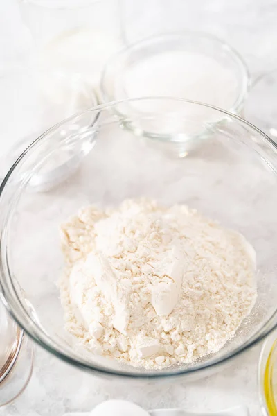 Zutaten Einer Glasschüssel Zum Backen Von Schokolade Erdbeer Cupcakes — Stockfoto