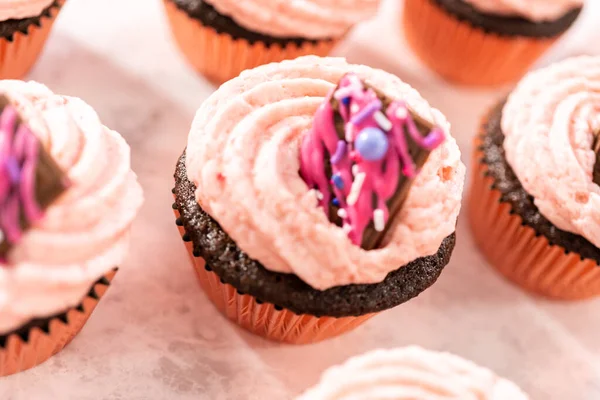 Nybakad Choklad Jordgubbsmuffins Utsmyckad Med Gourmet Mini Rosa Choklad — Stockfoto