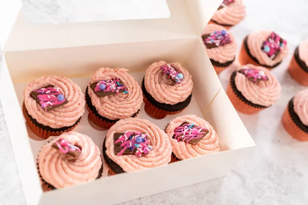 Förpackning Nybakad Choklad Jordgubbsmuffins Utsmyckade Med Gourmet Mini Rosa Choklad — Stockfoto