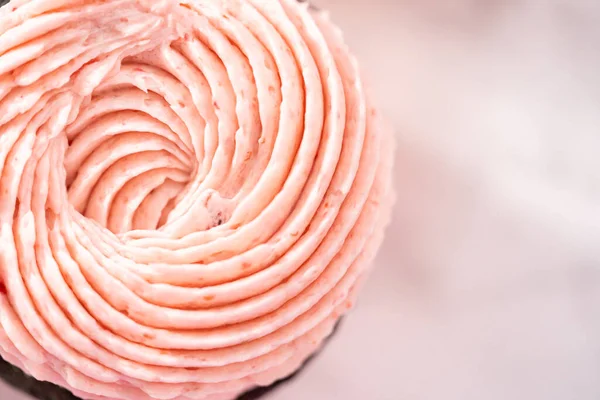 Chocolade Cupcakes Bevroren Met Aardbeien Boterroom Glazuur — Stockfoto