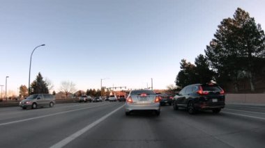 Denver, Colorado, ABD-15 Ocak 2020 - Amerika 'nın banliyölerinde tipik asfalt yollarda sürüş.