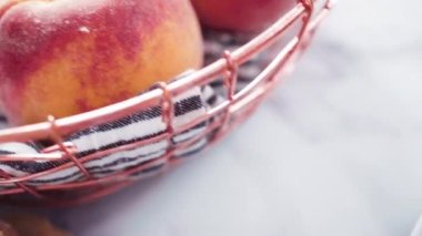 Organik şeftali ve böğürtlenli ricotta tostu yapıyorum..