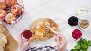 Organik şeftali ve böğürtlenli ricotta tostu yapıyorum..