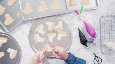 Buz pateni şekilli şeker kurabiyeleri siyah renkli kraliyet kremalı..