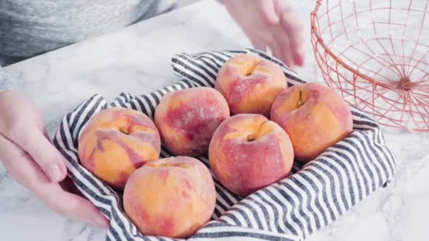 用有机桃子和浆果做番茄酱面包 — 图库视频影像