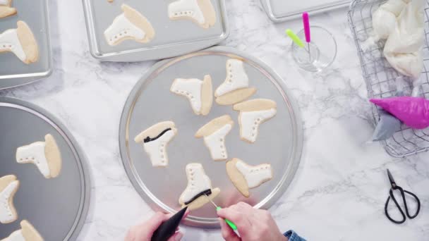 Udsmykning Skøjteformede Sukker Cookies Med Sort Farve Royal Glasur – Stock-video