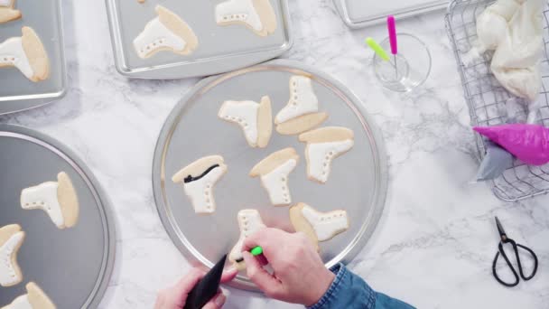 Decoração Gelo Skate Forma Biscoitos Açúcar Com Cor Preta Gelo — Vídeo de Stock