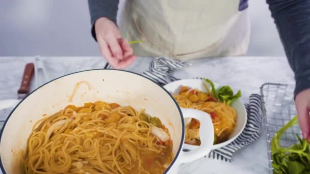 Ingrediënten Vegetarische Één Pot Pasta Bereiden — Stockvideo