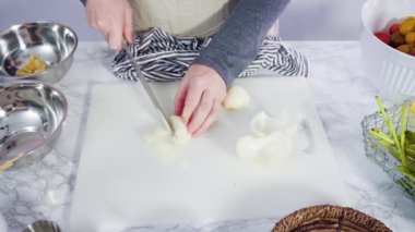 Vejetaryen makarnası hazırlamak için gerekli malzemeler..