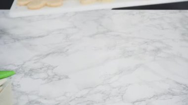  Beyaz kraliyet kremalı, kar tanesi şeklinde şekerli kurabiyeler..
