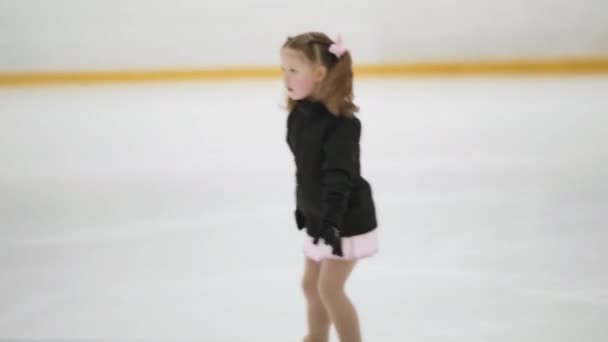 Niña Practicando Movimientos Patinaje Artístico Pista Hielo Interior — Vídeos de Stock