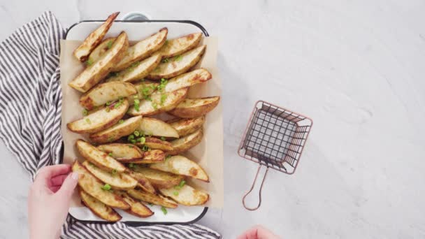 Preparação Batatas Fritas Cunhas Com Azeite Especiarias Para Assar Forno — Vídeo de Stock