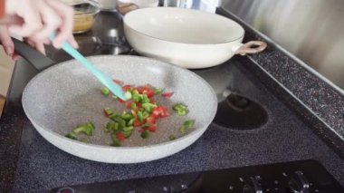 Un tortilla içinde taze sebze, yumurta ve pastırma ile kahvaltıda burrito pişirmek..