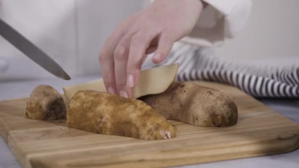 Beredning Rysk Potatis Kilar Med Olivolja Och Kryddor Att Baka — Stockvideo