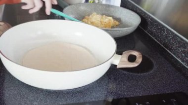 Un tortilla içinde taze sebze, yumurta ve pastırma ile kahvaltıda burrito pişirmek..