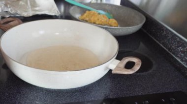 Un tortilla içinde taze sebze, yumurta ve pastırma ile kahvaltıda burrito pişirmek..
