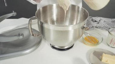 Tarçınlı rulo pişirmek için mutfak malzemelerini karıştırıyorum..