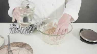 Tarçınlı rulo pişirmek için mutfak malzemelerini karıştırıyorum..