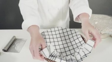 Tarçınlı rulo pişirmek için mutfak malzemelerini karıştırıyorum..