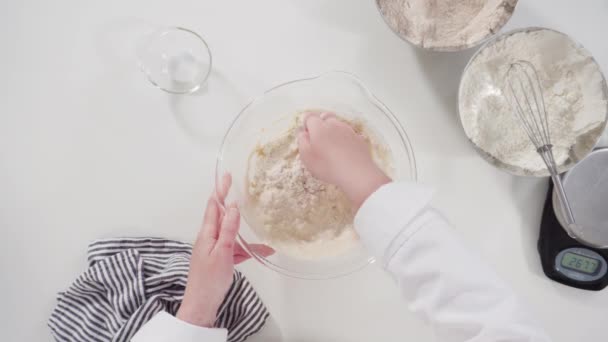Αναμειγνύοντας Συστατικά Μίξερ Κουζίνας Για Ψήσετε Ρολά Κανέλας — Αρχείο Βίντεο