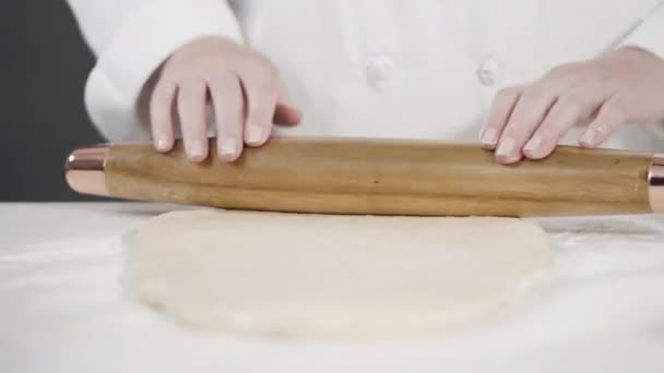 Deeg Bereiden Met Een Franse Deegroller Kaneelbroodjes Bakken — Stockvideo