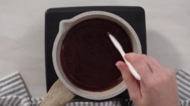 Çikolatalı kekin malzemelerini çikolatalı şekerle taze kızılcık ve biberiyeyle karıştırıyorum. 