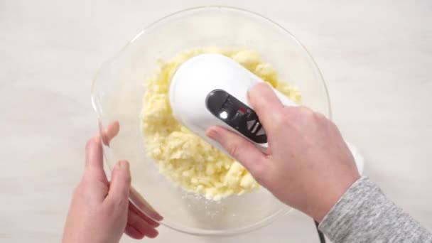 Mischen Von Zutaten Für Schokoladenkuchen Mit Schokoladenzucker Mit Frischen Preiselbeeren — Stockvideo