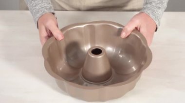 Çikolatalı kekin malzemelerini çikolatalı şekerle taze kızılcık ve biberiyeyle karıştırıyorum. 