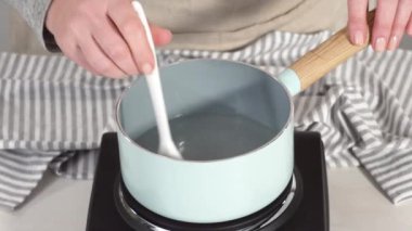 Çikolatalı kekin malzemelerini çikolatalı şekerle taze kızılcık ve biberiyeyle karıştırıyorum. 