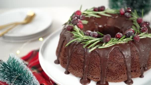 Pastel Chocolate Rodajas Con Glaseado Chocolate Decorado Con Arándanos Frescos — Vídeos de Stock