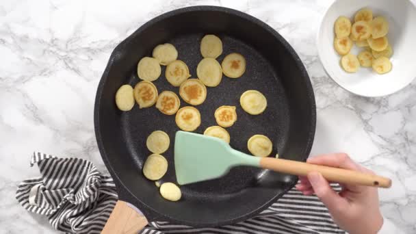 Fritar Mini Panqueca Cereal Uma Frigideira Antiaderente — Vídeo de Stock