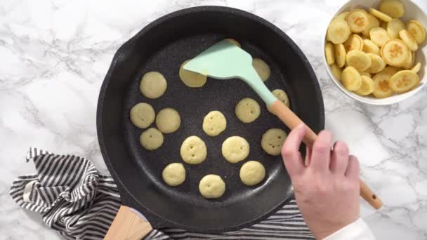 Fritar Mini Panqueca Cereal Uma Frigideira Antiaderente — Vídeo de Stock