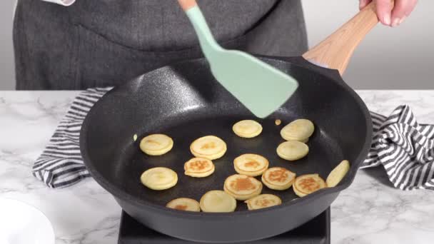 Mini Pfannkuchen Müsli Einer Beschichteten Pfanne Braten — Stockvideo